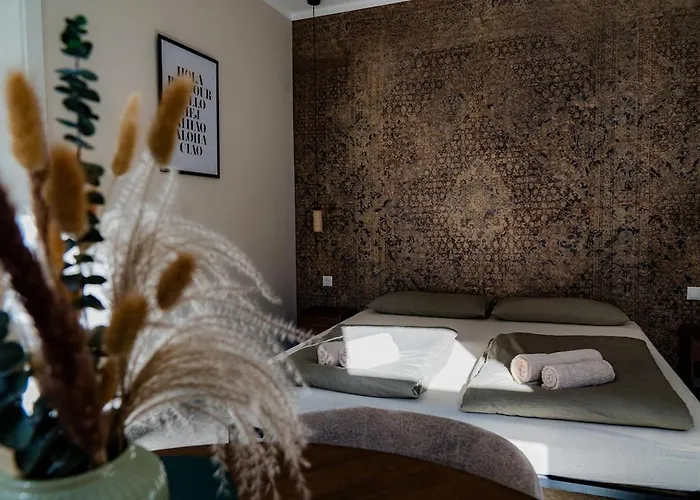 Apartment K - Modern Retreat - Great Location *