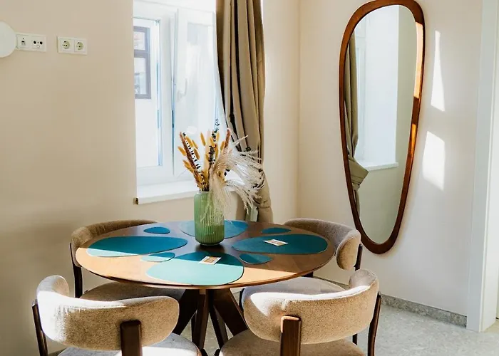 K - Modern Retreat - Great Location *