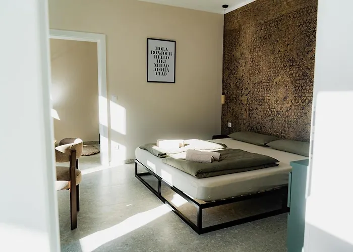 K - Modern Retreat - Great Location Apartment *