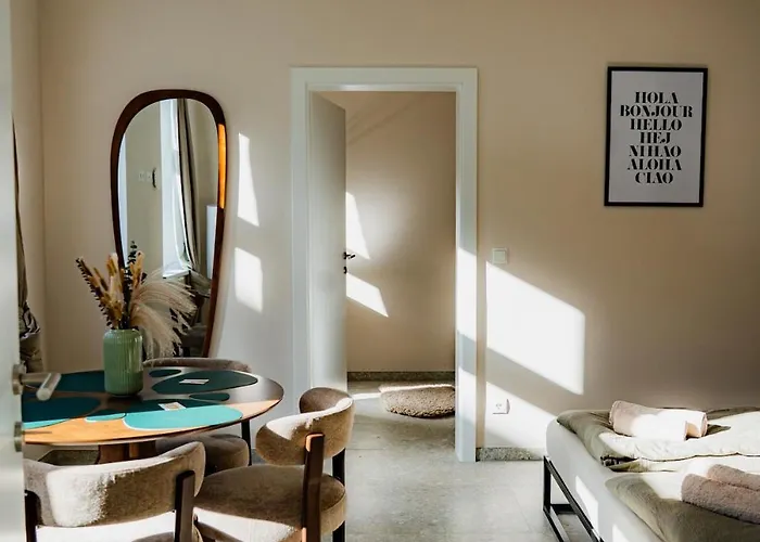 K - Modern Retreat - Great Location *