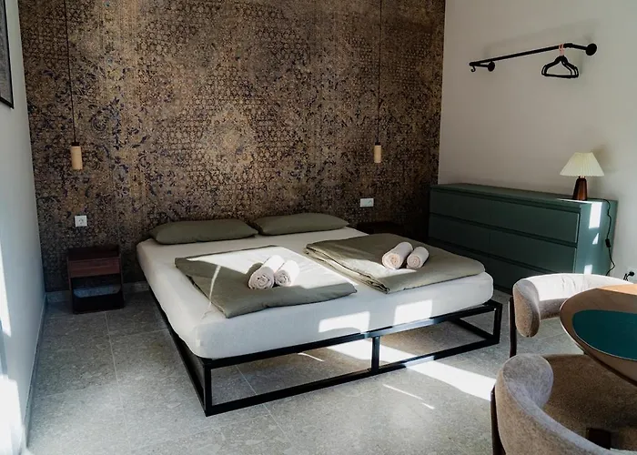 K - Modern Retreat - Great Location Apartment *