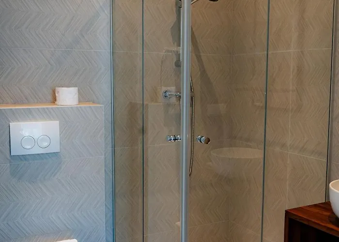 Apartment K - Modern Retreat - Great Location *