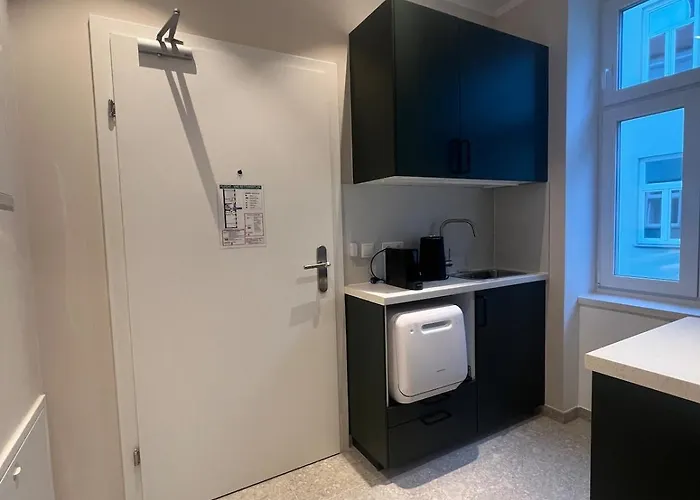 K - Modern Retreat - Great Location Apartment *