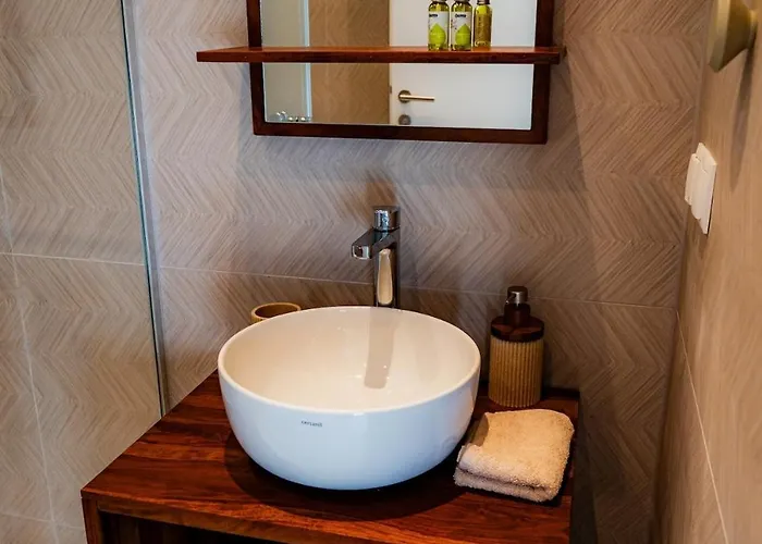 Apartment K - Modern Retreat - Great Location *