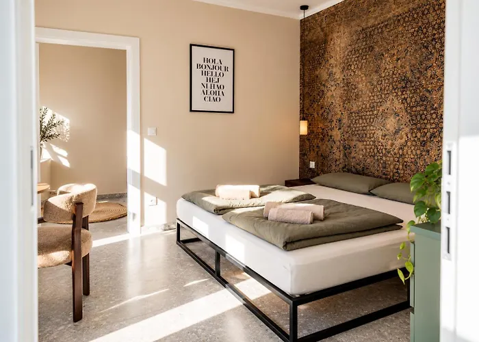 K - Modern Retreat - Great Location
