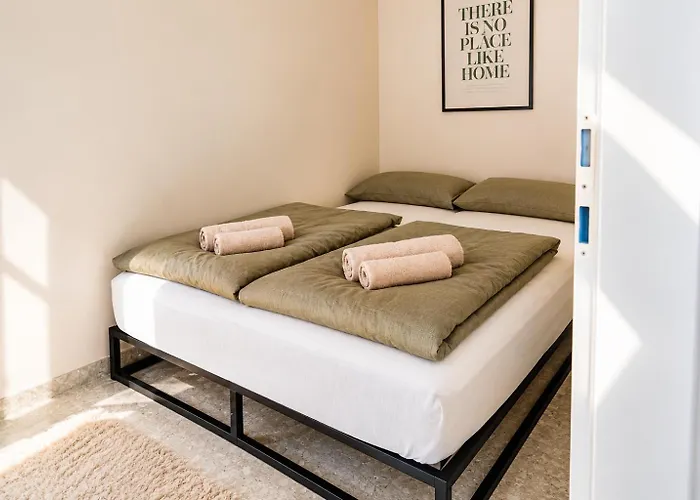 K - Modern Retreat - Great Location Apartment