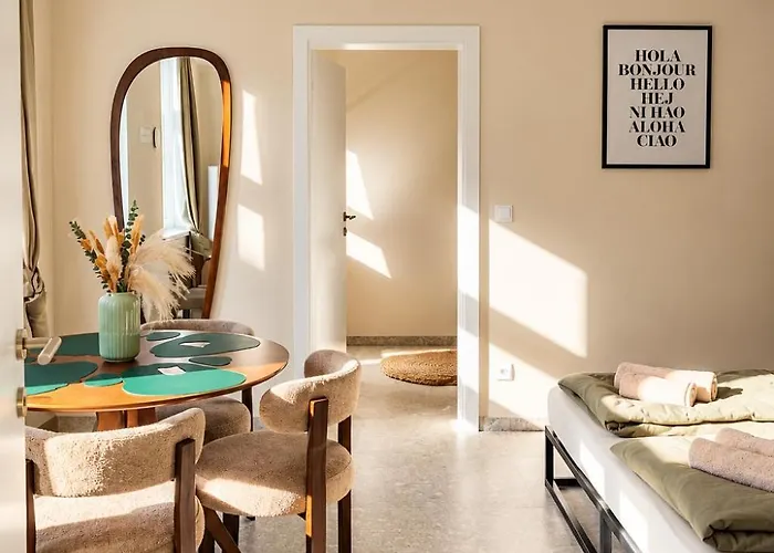 K - Modern Retreat - Great Location *